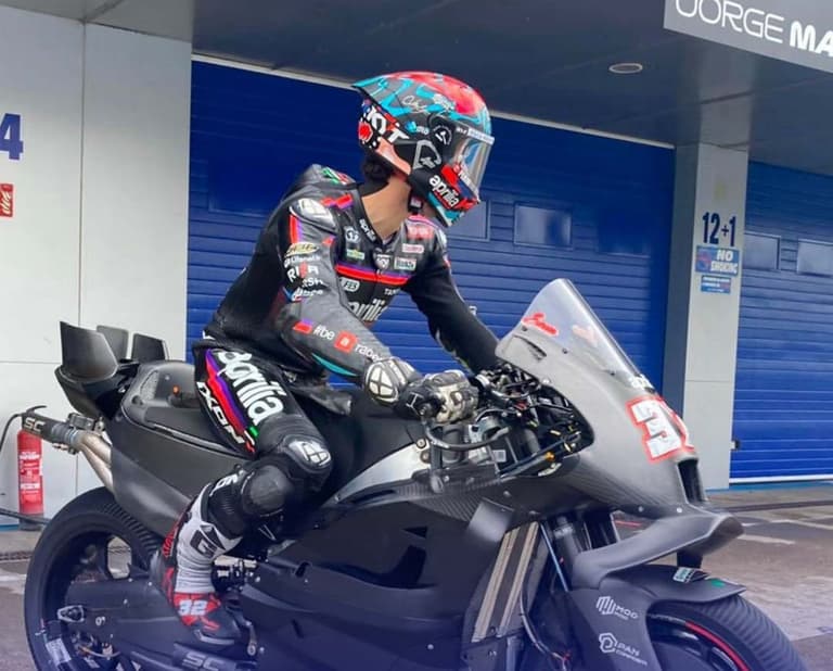 Aprilia prueba en pista por primera vez su moto de 2027