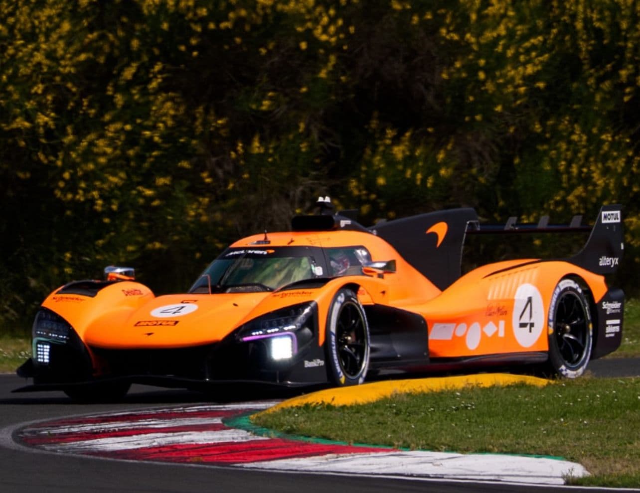 El MCL-HY de McLaren sale a pista por primera vez