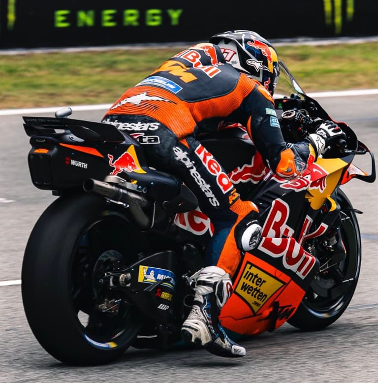 Pedro Acosta comandó una ajustada práctica oficial de MotoGP en Cataluña