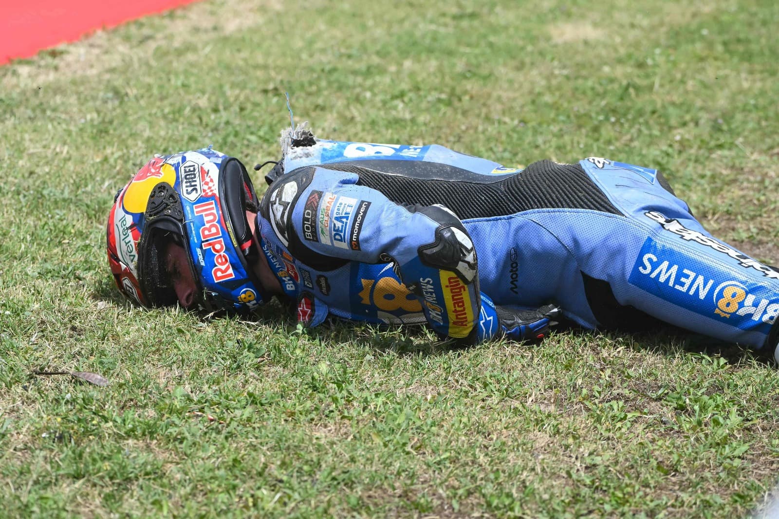 El impactante accidente de Álex Márquez y Pedro Acosta sacudió el GP de Cataluña