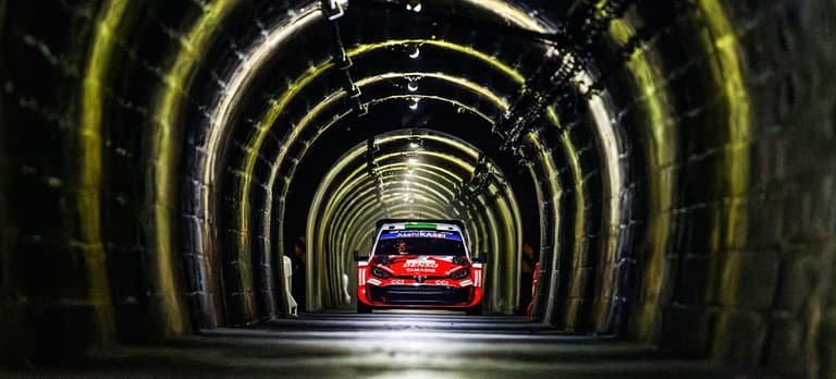 Evans toma el mando del Rally de Japón y Toyota domina la primera etapa