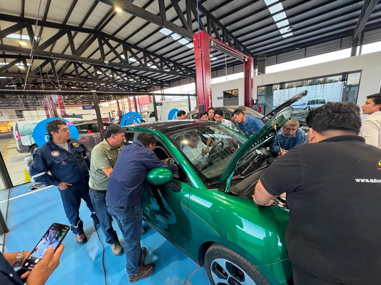 Imcruz – Inchcape Bolivia fortalece la formación técnica para la movilidad eléctrica en Bolivia