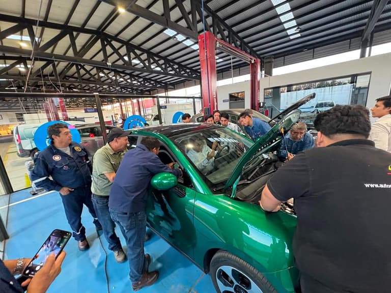 Imcruz – Inchcape Bolivia fortalece la formación técnica para la movilidad eléctrica en Bolivia