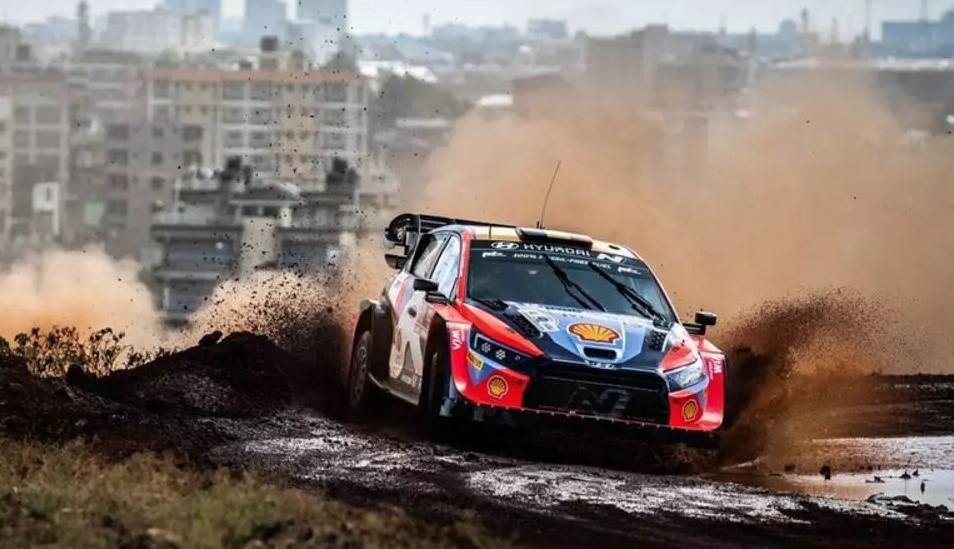 Thierry Neuville manda en el Rally de Kenia tras la primera especial