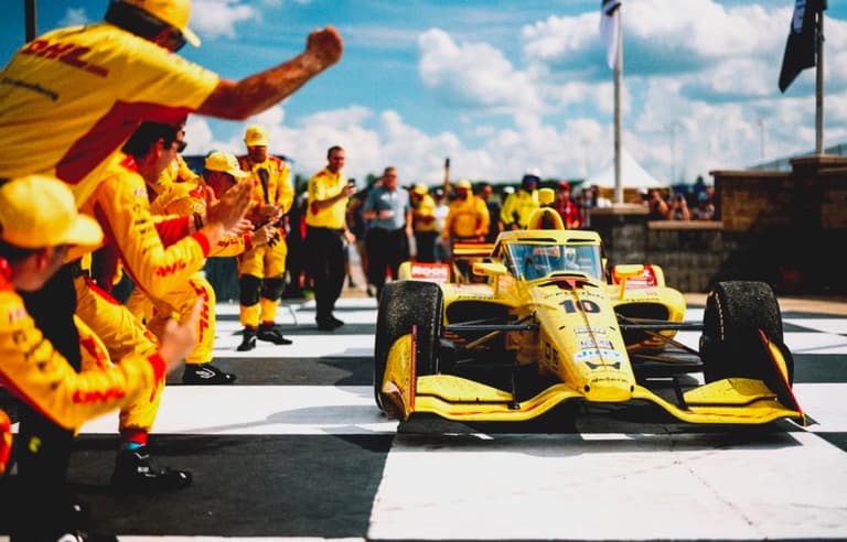Palou se impone en Nashville y estira su ventaja en la IndyCar