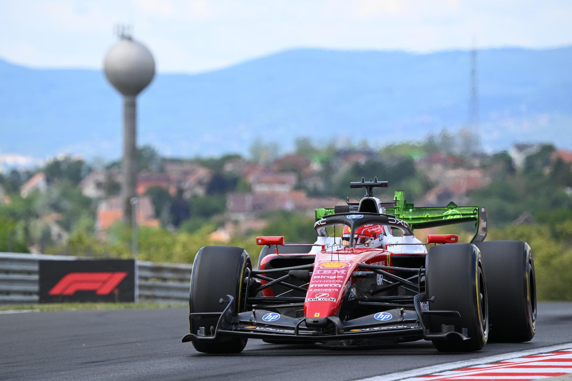 Leclerc marcó el mejor tiempo en el primer libre de Hungría