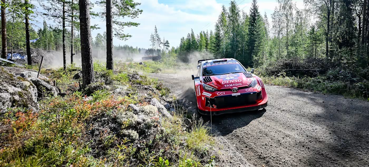 Ogier toma el liderato del Rally de Finlandia bajo una intensa lluvia