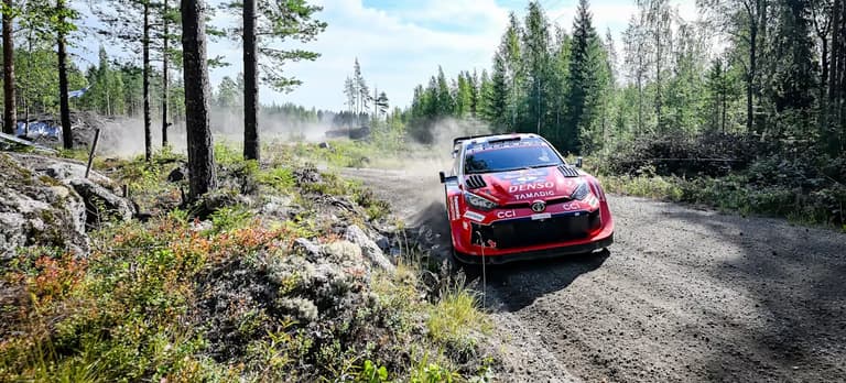 Ogier toma el liderato del Rally de Finlandia bajo una intensa lluvia