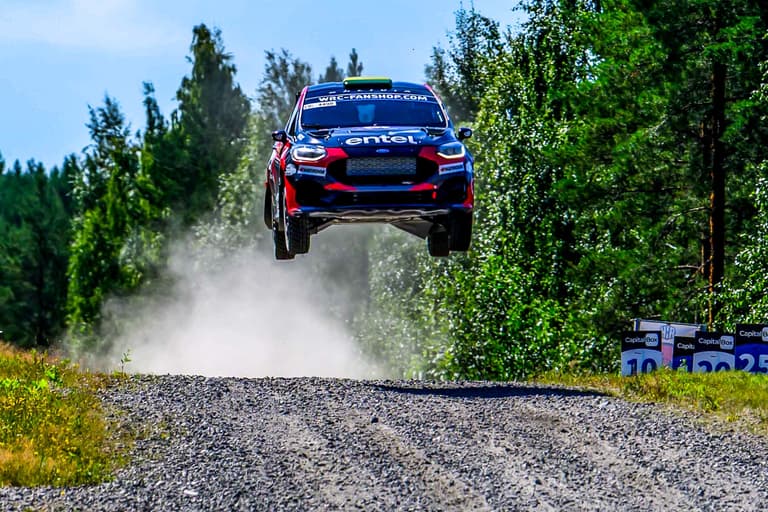 Bruun completa una sólida primera etapa en el Rally de Finlandia