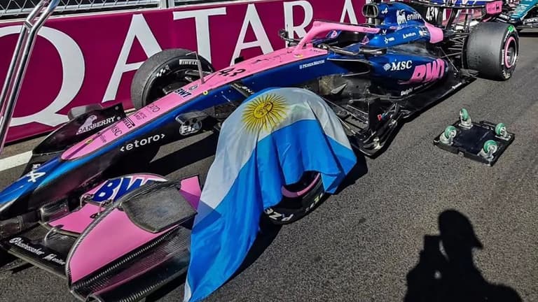 El comisario que llevó una bandera argentina para Colapinto