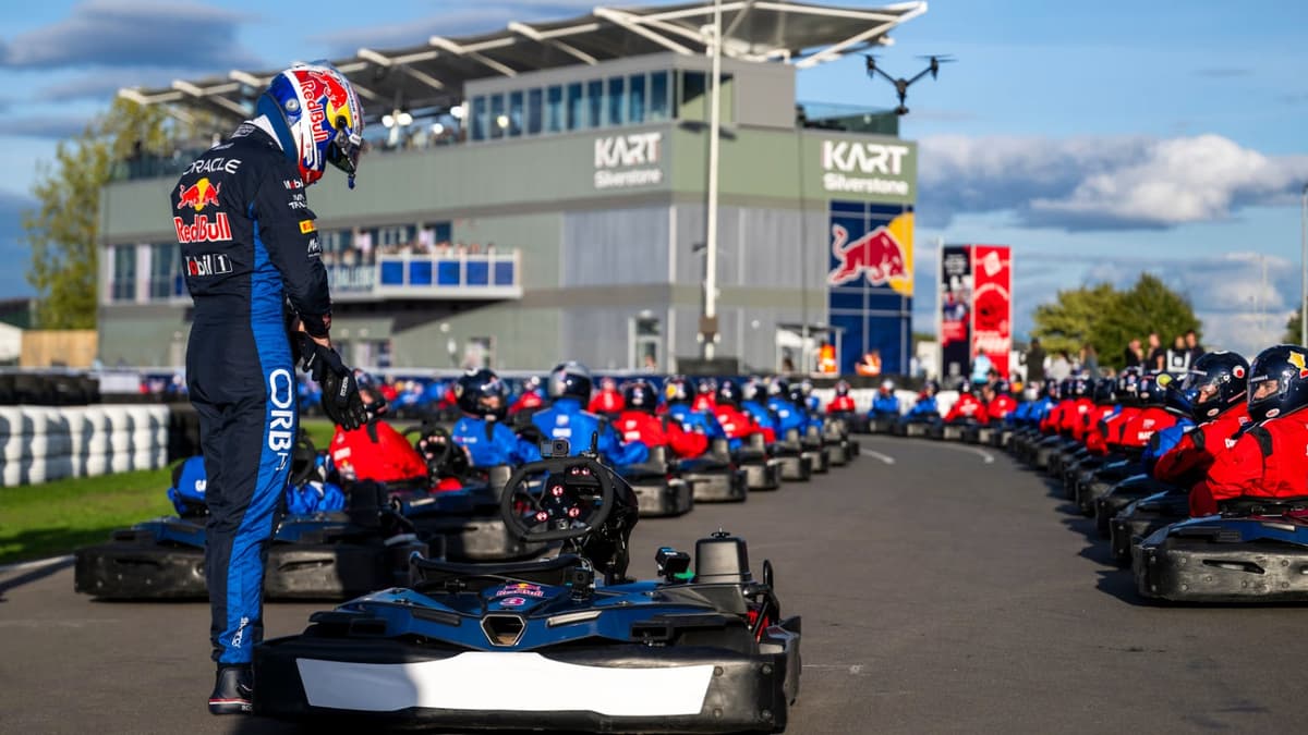 Max Verstappen arrasa ante 100 karts en 30 minutos