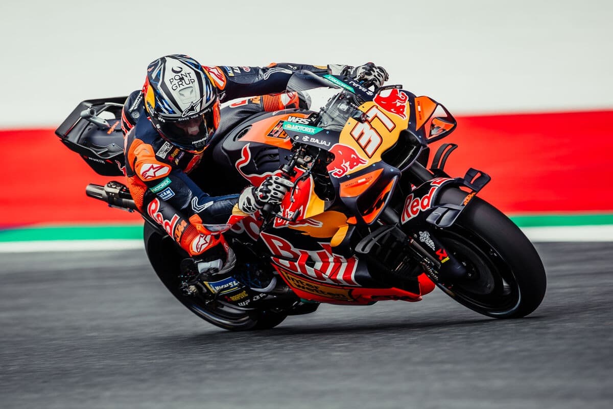 Acosta pone a KTM al frente en el inicio del GP de Austria