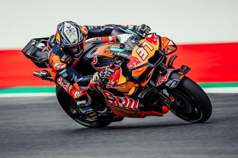 Acosta pone a KTM al frente en el inicio del GP de Austria