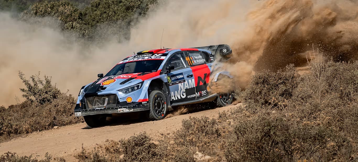 Neuville lidera en Cerdeña y Solberg recorta en la pelea por el título
