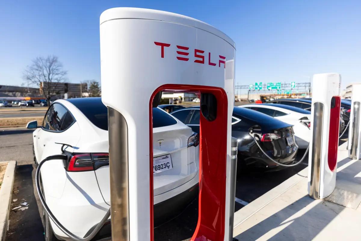 Tesla anuncia millonaria inversión para ampliar la red de cargadores de sus vehículos eléctricos