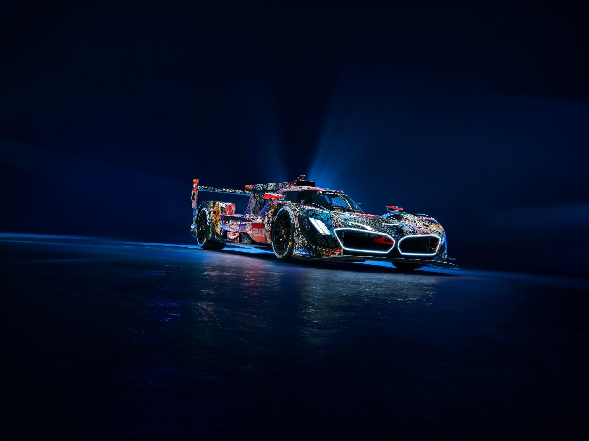 El BMW M Hybrid V8 Art Car de Julie Mehretu correrá en las 24 Horas de Le Mans, después de su debut en París