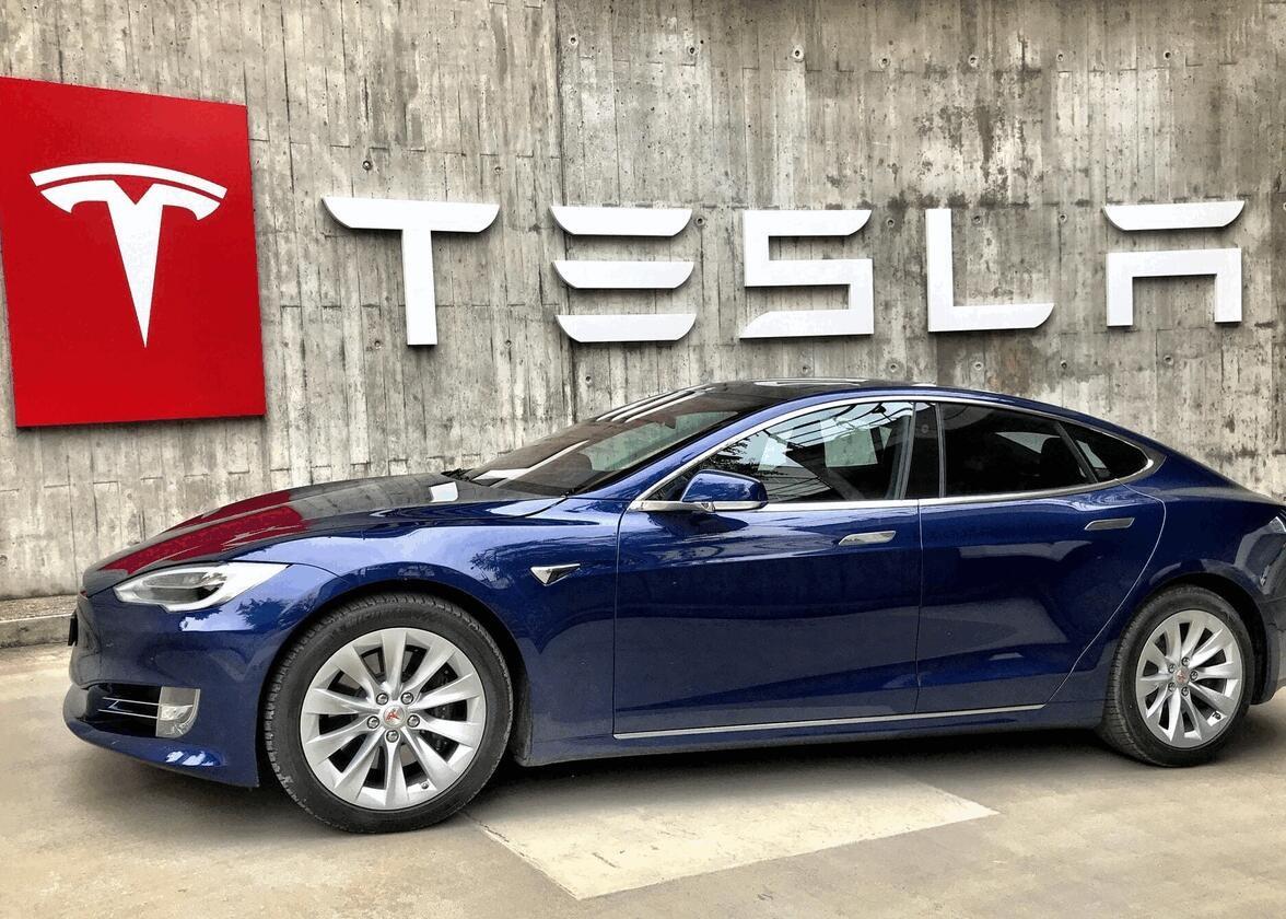 Llamada Masiva a Revisión de Tesla por Riesgo en el Capó