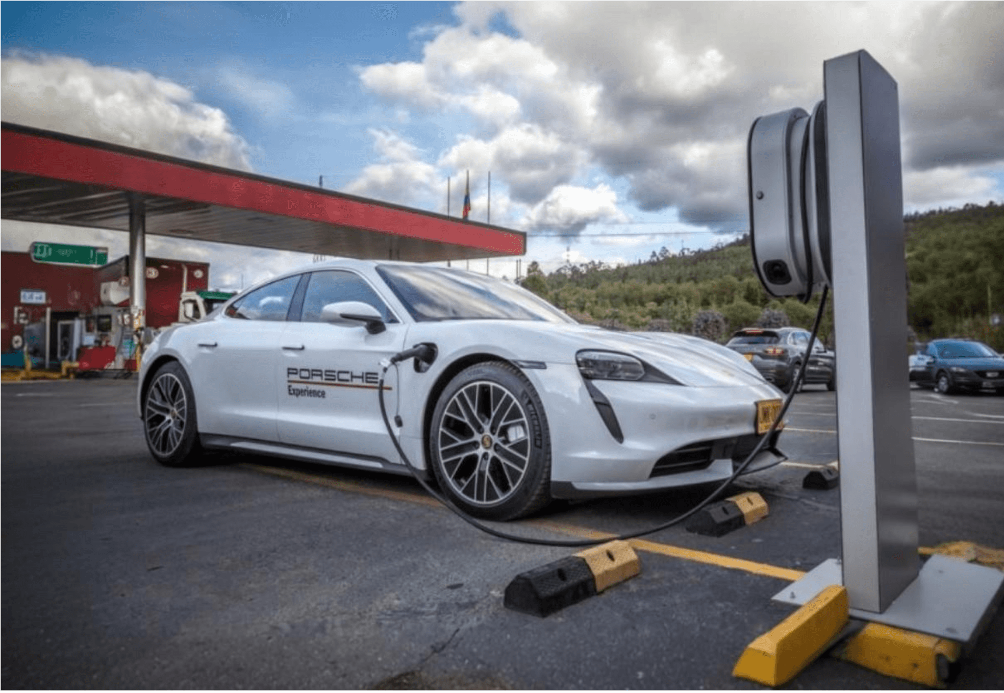 Tesla y Porsche dominan en satisfacción al cliente