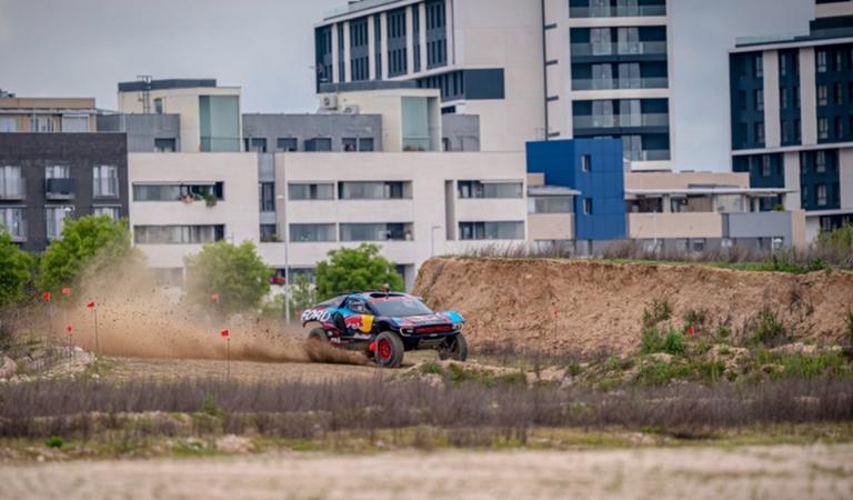 Carlos Sainz da la primera vuelta completa a Madring con su coche del Rally Dakar