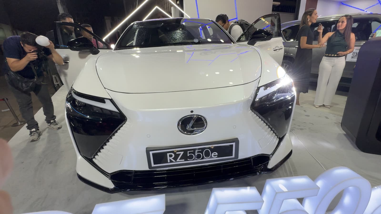 La nueva RZ 550e F Sport fue develada en Expoauto 2026 marcando un nuevo hito en el segmento premium