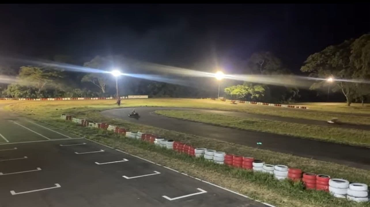 El karting cruceño arranca la temporada con una carrera nocturna