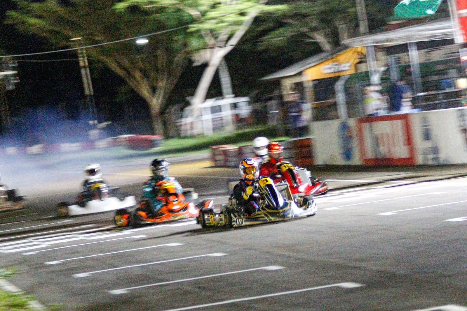 El karting cruceño inició su temporada con espectáculo nocturno