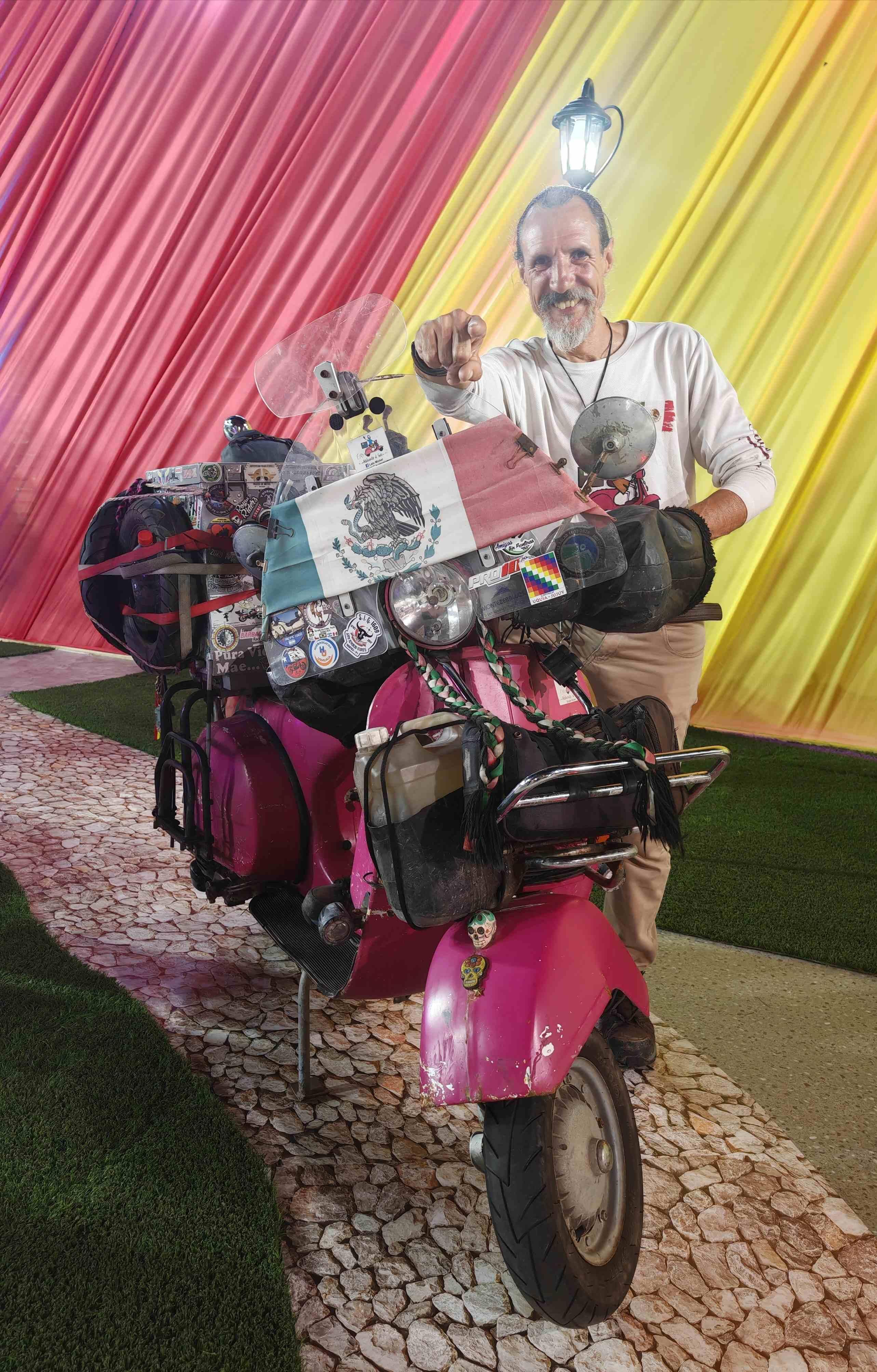 Lalo Michel, el viajero que recorre América Latina en una Vespa de 1998