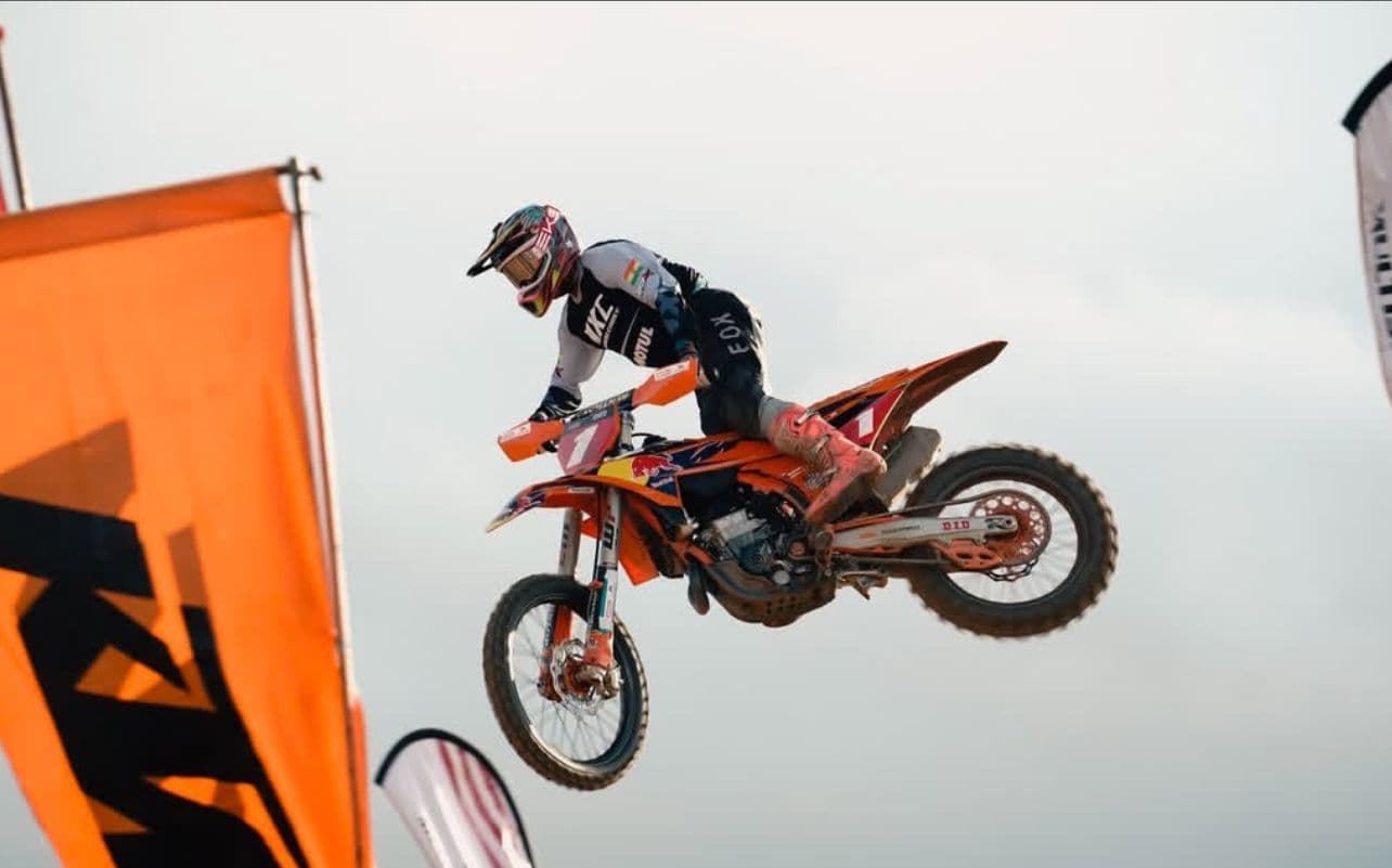 Padilla marca el ritmo desde el arranque y se adueña de la MX-1 en Santa Cruz