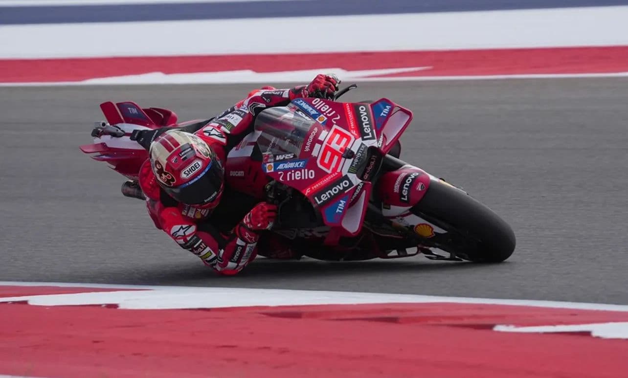 Marc Márquez pasa de una caída a liderar la práctica oficial de MotoGP