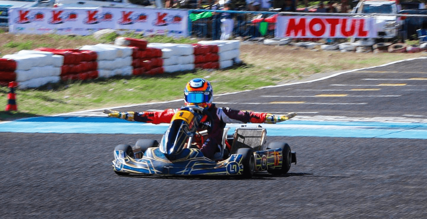 Careaga arrasa en Cochabamba con victoria y récord de pista