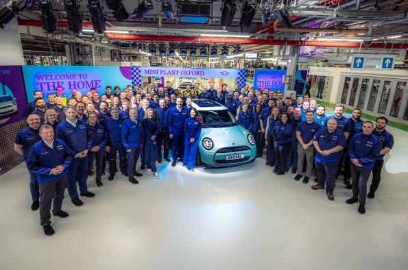 MINI Plant Oxford celebra el inicio de la producción del nuevo MINI Cooper