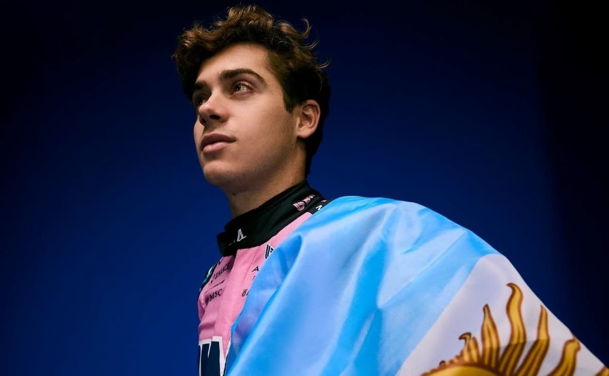 Colapinto revive la historia: manejará la mítica Flecha de Plata de Fangio en Buenos Aires