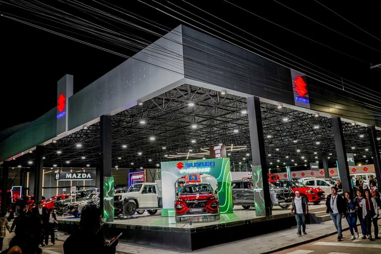 Suzuki celebra 15 años en la cima del mercado boliviano y lo festeja en la Fexco con sabor cochabambino
