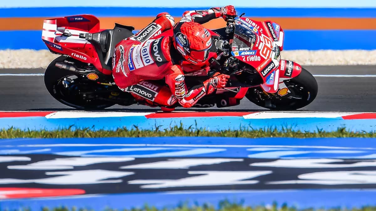 Marc Márquez lidera la primera práctica en Brno pese a una caída