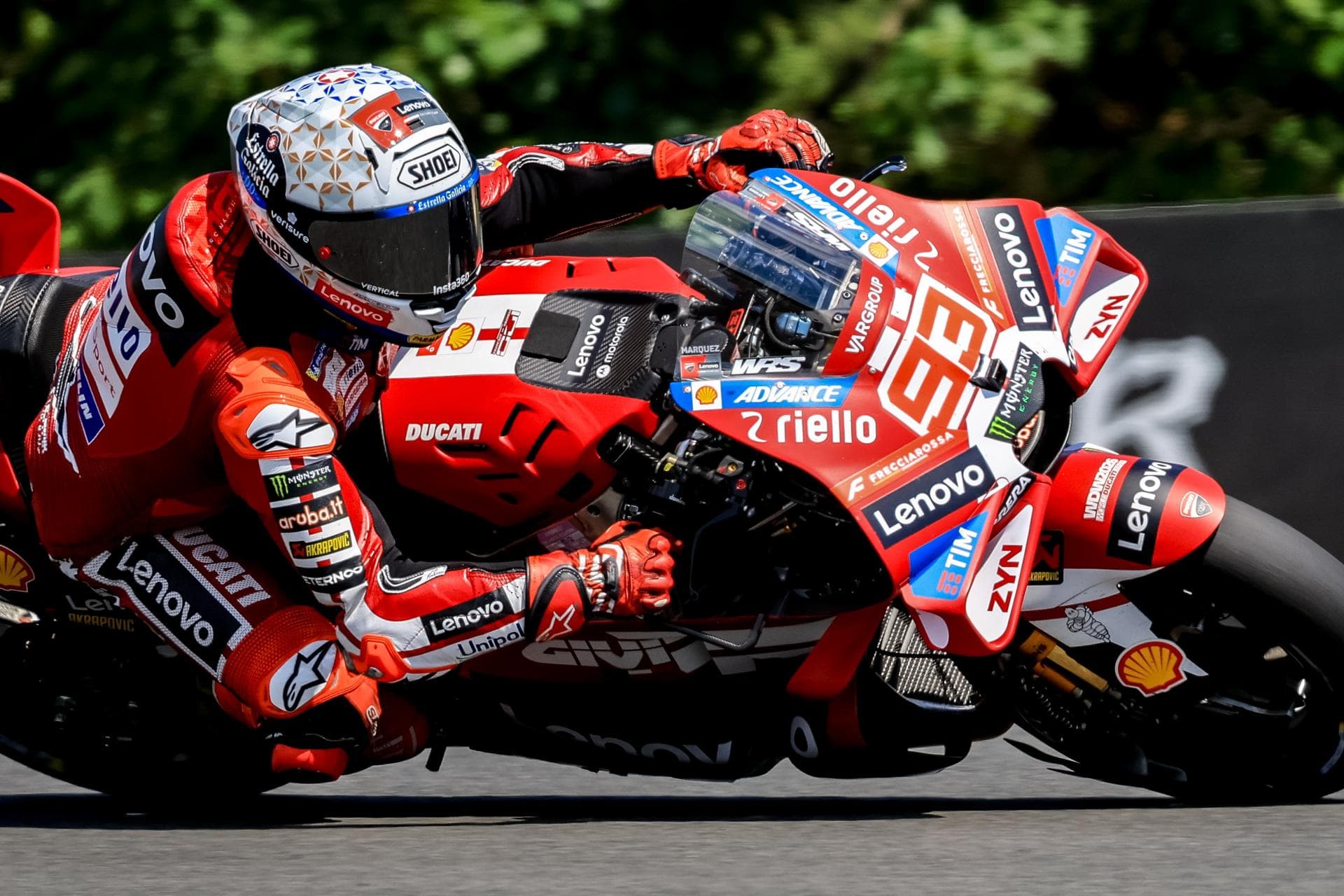 Marc Márquez se impone en Brno y aprieta la lucha por el título