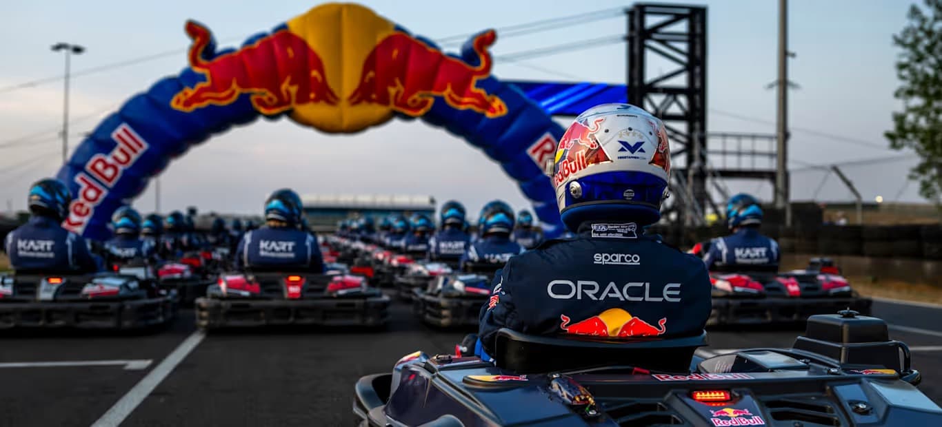 Max Verstappen se enfrentará a 100 karts en Silverstone