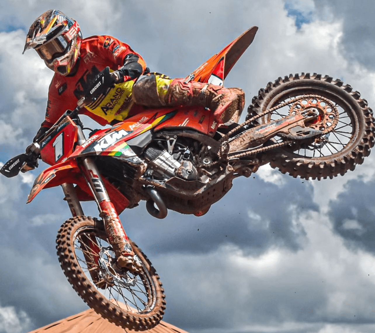 Padilla arranca el Nacional de Motociclismo con un triunfo tras un intenso duelo